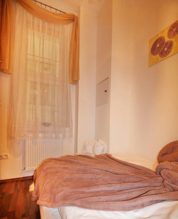 Castle Court Apartment Budapeste Exterior foto